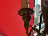 une bougie suspendue au plafond d'un restaurant