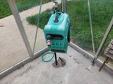une machine verte qui trône dans un coin de la pièce