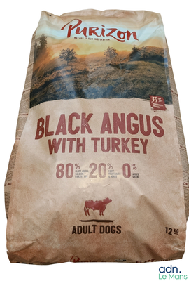 une photo d'un sac de croquettes « Black Angus » à la dinde pour chiens