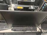 beaucoup d'ordinateurs posés sur un bureau