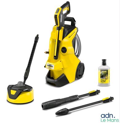 un gros plan sur un nettoyeur haute pression jaune et des produits d'entretien sur fond blanc
