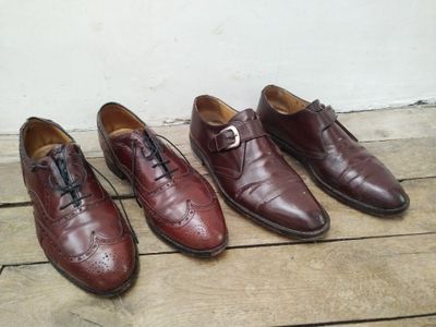 Trois paires de chaussures pour homme sont alignées sur un parquet.