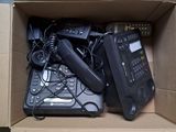 une boîte remplie d'appareils électroniques et de télécommandes