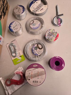 de nombreux types de fils électriques différents sur la table