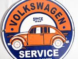 un panneau orange et bleu sur lequel on peut lire « Volkswagen Service – Pièces d'origine »