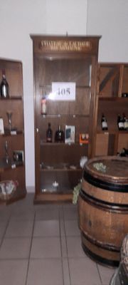 une pièce où les étagères sont remplies de bouteilles de vin