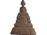 une statue en bronze représentant un Bouddha assis au sommet d'un rocher
