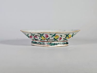 Coupe ovale quadrilobée en porcelaine et émaux famille rose,…