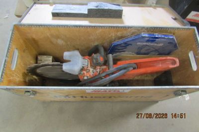 une boîte avec des outils à l'intérieur sur le sol