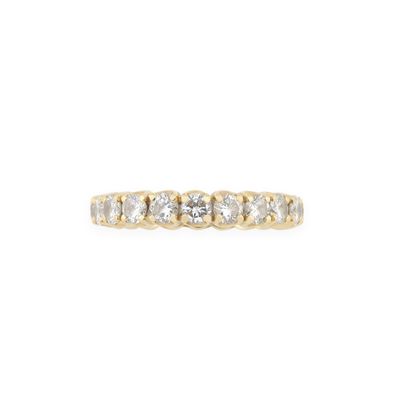 une bague en or jaune sertie de cinq diamants sur le côté