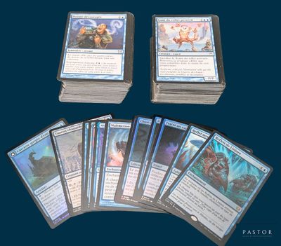 un lot de cartes posées sur une table