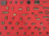 une vitrine rouge sur laquelle sont disposés de nombreux objets en métal