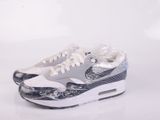 une paire de chaussures emballées dans du plastique