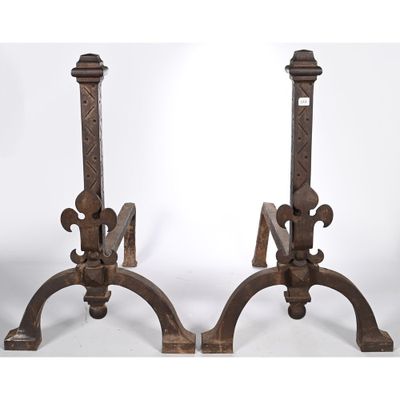 une paire de bougeoirs anciens en fonte