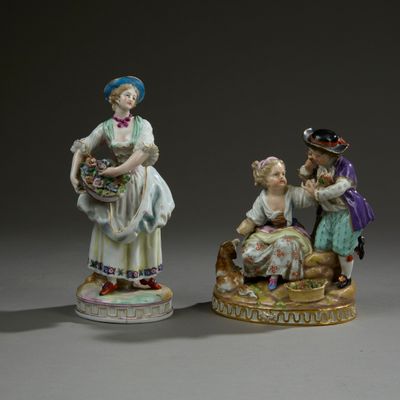 trois figurines en porcelaine représentant des femmes et un homme assis sur un banc