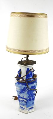 un vase bleu et blanc surmonté d'une lampe
