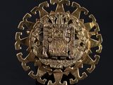un gros plan d'une bague en or ornée d'un motif