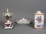 Plusieurs types de vases et de récipients sont disposés sur une surface grise