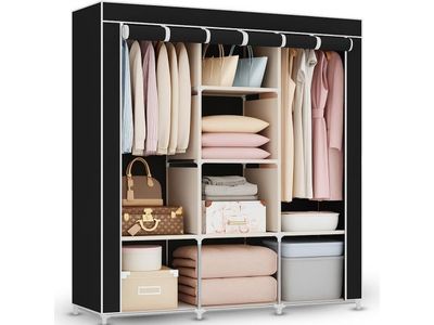 une armoire en noir et blanc remplie d'une multitude de vêtements