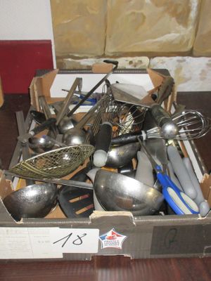 une boîte remplie d'ustensiles de cuisine posée sur une table