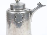 une théière en argent avec une poignée sur fond blanc