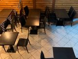 des tables et des chaises dans un restaurant désert