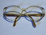 une paire de lunettes posée sur une surface blanche