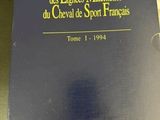 un vieux livre posé sur une table en bois à côté d'un canapé