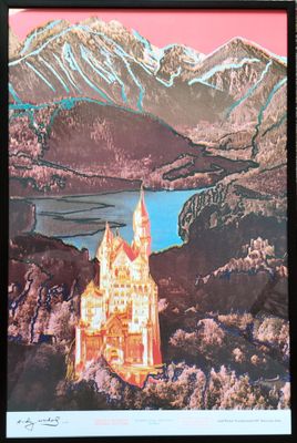 tableau représentant un château dans les montagnes, avec un lac et des montagnes en arrière-plan