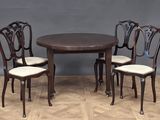 quatre chaises et une table au milieu d'une pièce