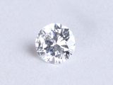 gros plan d'un diamant sur une surface blanche