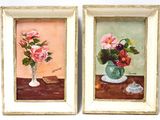 deux tableaux représentant des fleurs dans un vase posé sur une table, à côté d'une bougie