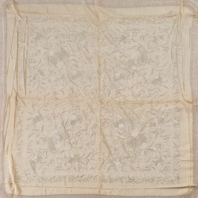 un vieux mouchoir blanc orné d'un motif floral