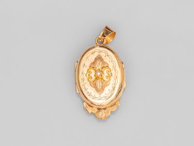un fermoir en or orné d'un motif floral