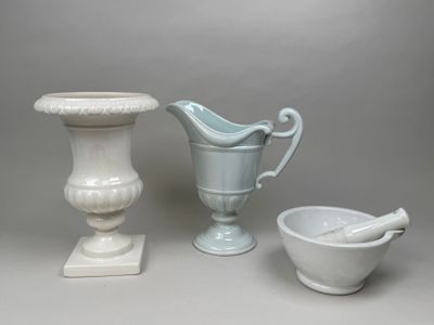 trois vases, un bol et un mortier posés sur une table