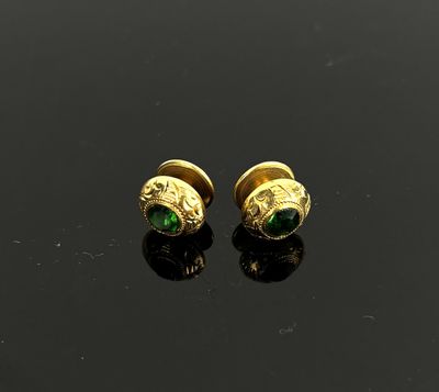 une paire de boutons de manchette en or et émeraude