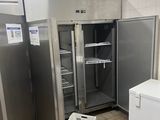 une photo d'une cuisine professionnelle équipée d'un réfrigérateur et d'un congélateur