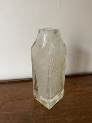 un vase en verre transparent posé sur une table en bois
