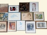 beaucoup de photos encadrées sur le mur de cette pièce