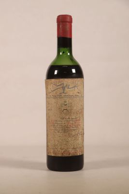 une bouteille de vin posée sur une table