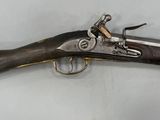 un pistolet accroché au mur à côté d'une paire de ciseaux