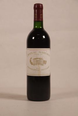 une bouteille de vin posée sur une table