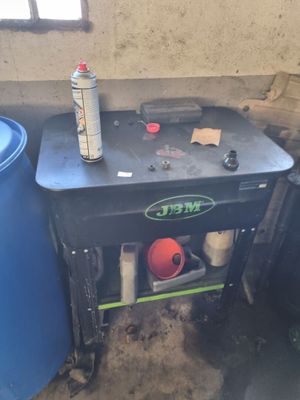 une petite table sur laquelle se trouve une canette d'eau