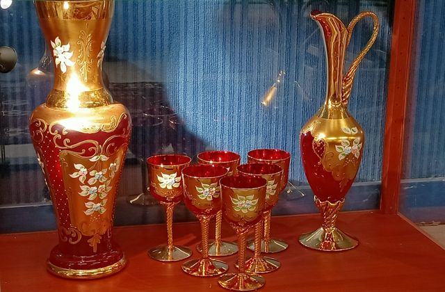 Service de verres en verre rouge à décor émaillé polychrome et do