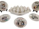 cinq assiettes présentant des motifs différents, posées sur un fond blanc