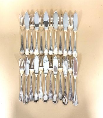 beaucoup de fourchettes et de cuillères sur la table