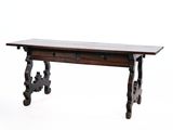 une vieille table en bois surmontée de deux tiroirs
