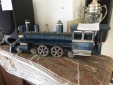 un petit train posé sur une table en marbre