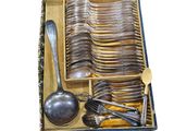 de nombreuses cuillères et fourchettes dans une boîte contenant une cuillère