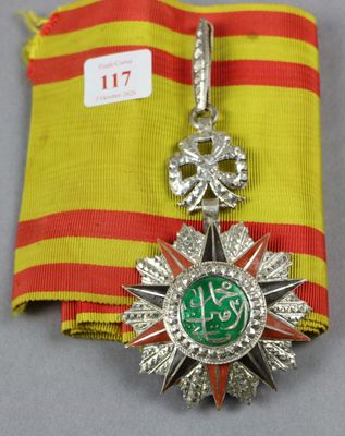 une image représentant une médaille suspendue à un ruban rouge et jaune